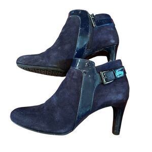 Bandolino Navy Suede / Leather Healed Booties- size 8